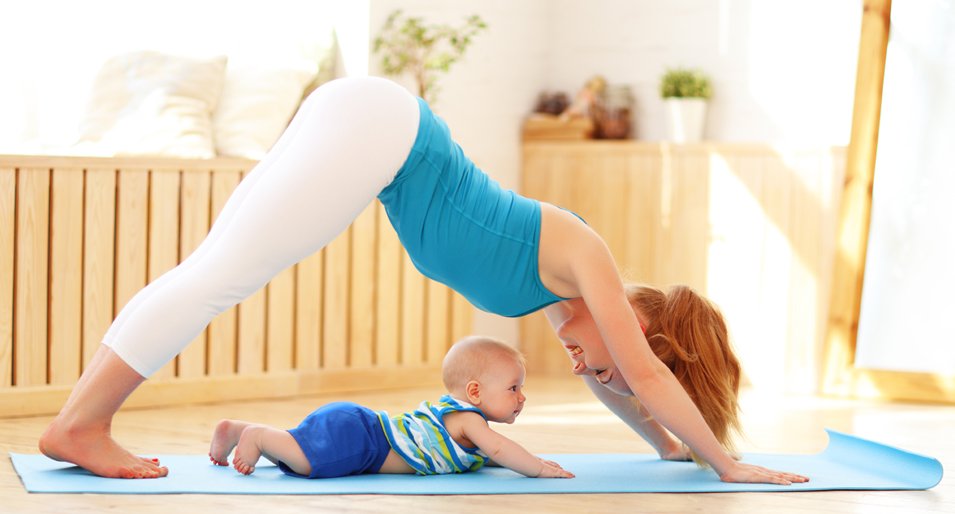 Exercício Pós Parto - Mãe fazendo exercício com seu filho ao lado